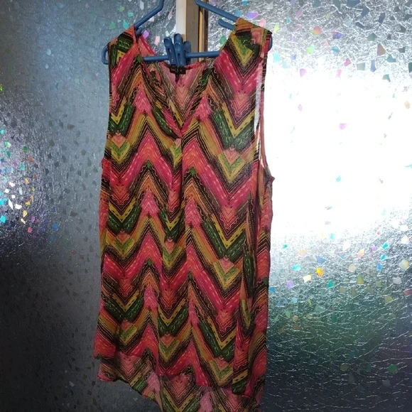 Sami & Jo Pink Sleeveless Blouse with Chevron Pattern - Picture 3 of 13